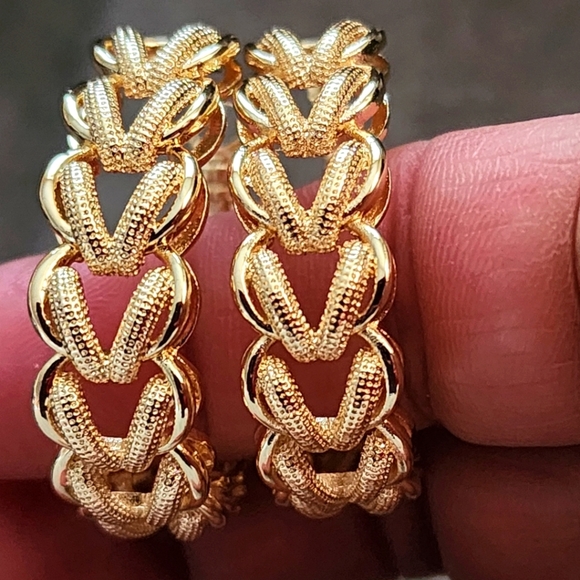 Gold Filled V Chain Link Hoop Earrings New - Picture 4 of 6